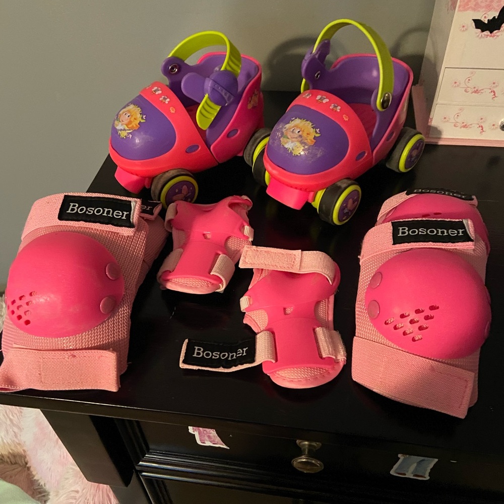 Kids adjustable Roller Skates. Elbow, Knee & Hand pads included.